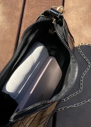 Черная сумочка багет кросс боди через плечо, в стиле рептилии.3 фото