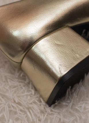 Святкові золоті туфельки на широкому каблуці з квадратним носиком3 фото