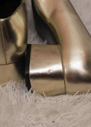 Святкові золоті туфельки на широкому каблуці з квадратним носиком4 фото
