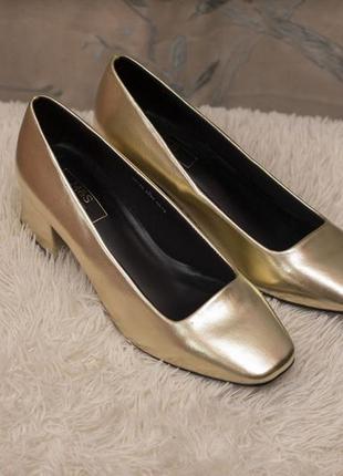 Святкові золоті туфельки на широкому каблуці з квадратним носиком1 фото