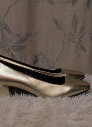 Святкові золоті туфельки на широкому каблуці з квадратним носиком5 фото