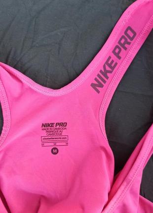 Ярко розовая спортивная женская майка для тренировок от бренда nike pro на технологии dri-fit!3 фото