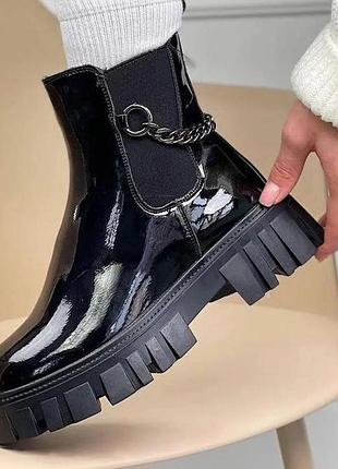 Лаковые челси из натуральной кожи.