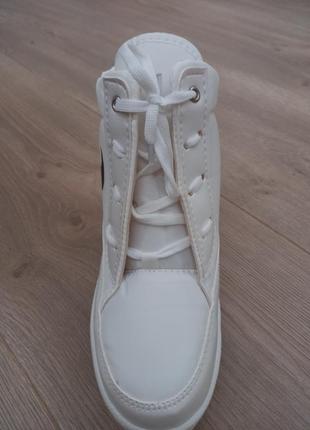 Теплые зимние женские кроссовки ботинки белые черные дутики8 фото