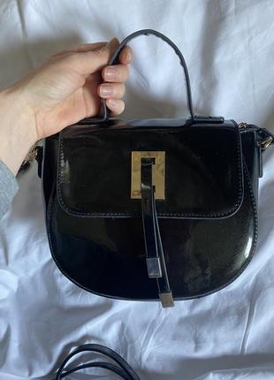 Чорна з зеленим відтінком лакована сумка з довгою ручкою