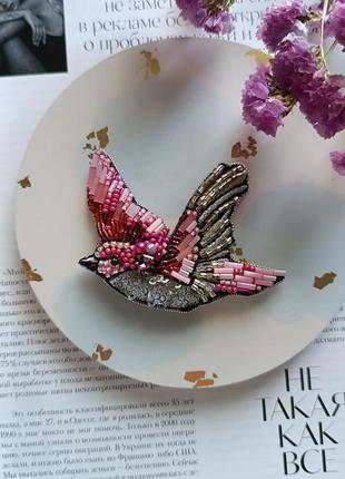 Брошь розовая птичка птица из бисера ручной работы фуксия серебристый1 фото