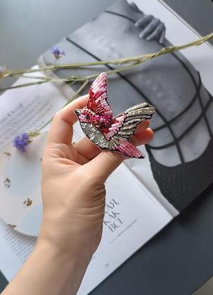Брошь розовая птичка птица из бисера ручной работы фуксия серебристый2 фото