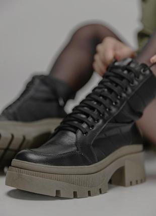 Стильные кожаные черные ботинки на массивной подошве цвета хаки3 фото