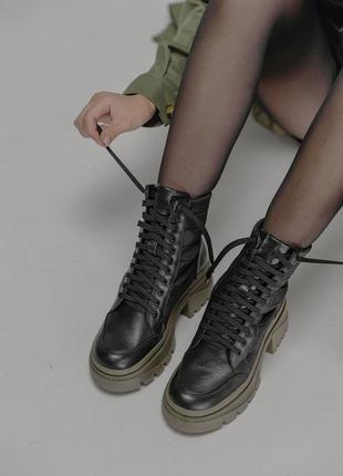 Стильные кожаные черные ботинки на массивной подошве цвета хаки2 фото
