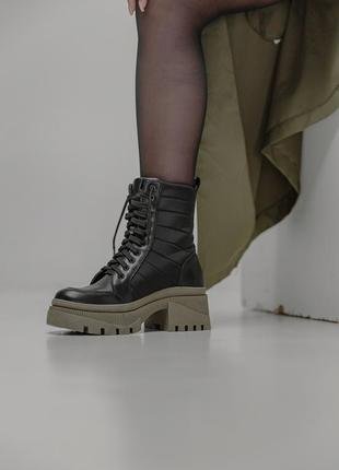 Стильные кожаные черные ботинки на массивной подошве цвета хаки4 фото