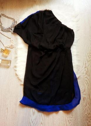 Черное нарядное платье на одно плечо синими воланами по низу вечернее с камнями2 фото