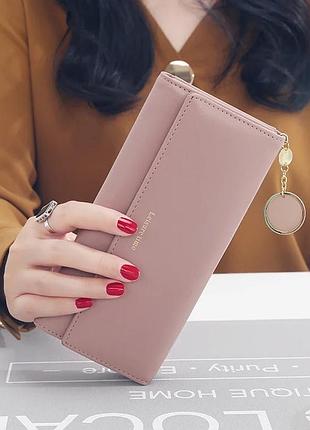 Женский большой розовый кошелек с брелком