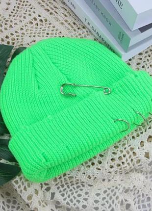 Шапка міні-біні рвана з булавкою і кільцями (докер, в'язана, коротка, з підворотом) лимонна