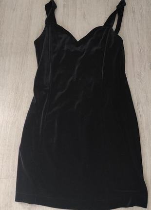 Кокетливое черное платье