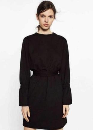 Стильное платье с длинными рукавами и завязками вокруг талии