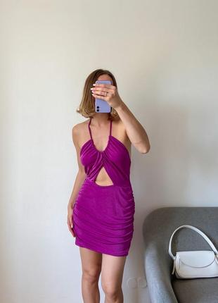 Фіолетова сукня із вирізом на талії2 фото