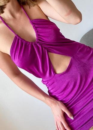 Фіолетова сукня із вирізом на талії9 фото