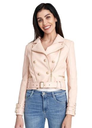 Нежно-розовая приталенная куртка косуха