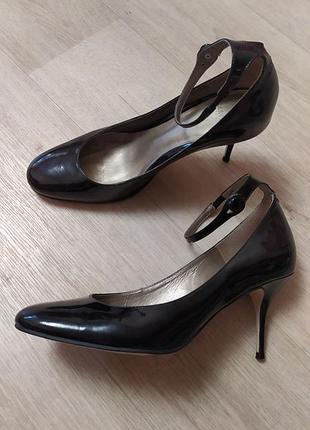 Красивые лаковые туфли