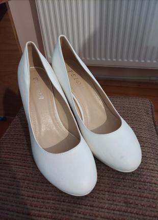 Туфлі на каблуку