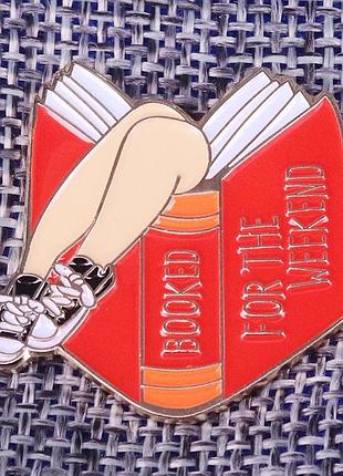 Коллекционный пин занята на выходные книга книги значок брошь значек подарок читателю