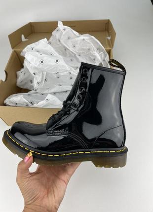 Ботинки dr. martens 1460 black patent lamper 11821011 черные лаковые, оригинальные ботинки др мартенс1 фото