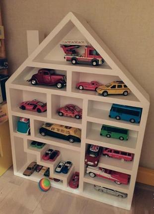 Полку дерев'яна для іграшок у вигляді будиночка