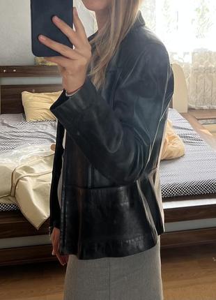 Жіноча шкіряна чорна куртка2 фото