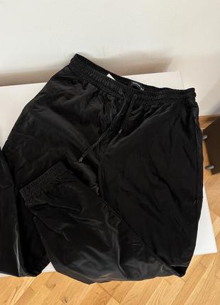 Чорні жіночі джогери шкіряні штани reserved l женские штани 40 розмір8 фото