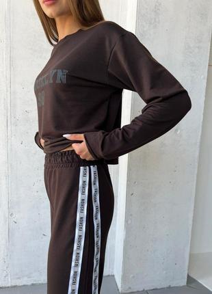 Стильный спортивный костюм кофта свободного кроя лонгслив свитшот брюки широкие прямые с белыми лампасами комплект черный серый коричневый4 фото