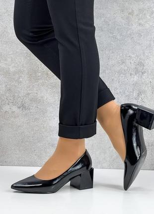 Зручні чорні лакові жіночі туфлі