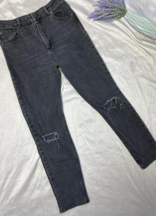 Серые джинсы с рваностями на коленях asos