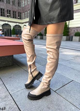Стильні натуральні жіночі високі чоботи бежевого кольору, трендові демісезонні шкіряні ботфорти6 фото