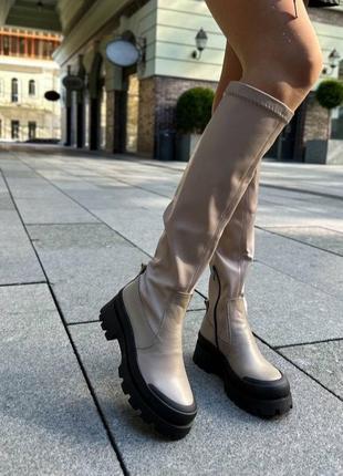 Стильні натуральні жіночі високі чоботи бежевого кольору, трендові демісезонні шкіряні ботфорти8 фото