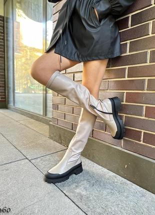 Стильні натуральні жіночі високі чоботи бежевого кольору, трендові демісезонні шкіряні ботфорти2 фото