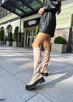 Стильні натуральні жіночі високі чоботи бежевого кольору, трендові демісезонні шкіряні ботфорти1 фото