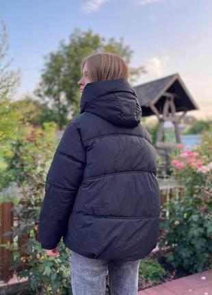 Зимняя женская куртка черная с капюшоном3 фото