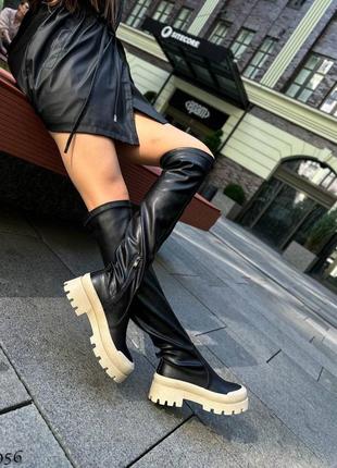 Стильні натуральні жіночі високі чоботи чорного кольору, трендові демісезонні шкіряні ботфорти10 фото