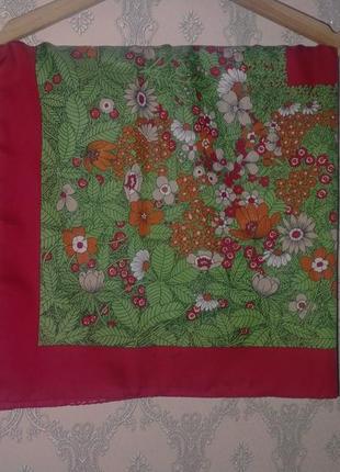 Женский платок-плветок с цветами зеленый красный