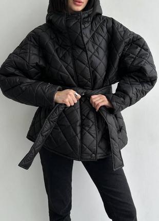 Стильна жіноча куртка оверсайз чорного кольору, жіноча стьобана куртка з капюшоном на поясом2 фото