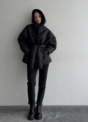 Стильна жіноча куртка оверсайз чорного кольору, жіноча стьобана куртка з капюшоном на поясом8 фото