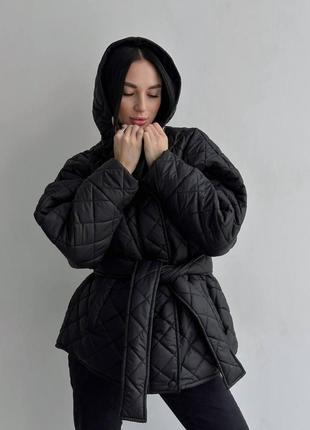 Стильна жіноча куртка оверсайз чорного кольору, жіноча стьобана куртка з капюшоном на поясом3 фото