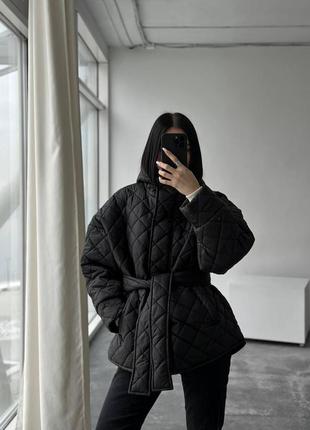 Стильна жіноча куртка оверсайз чорного кольору, жіноча стьобана куртка з капюшоном на поясом6 фото