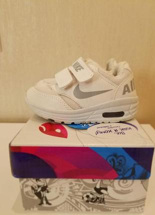 Кросівки nike у гарному стані , 24 розмір. світяться, але тільки один.