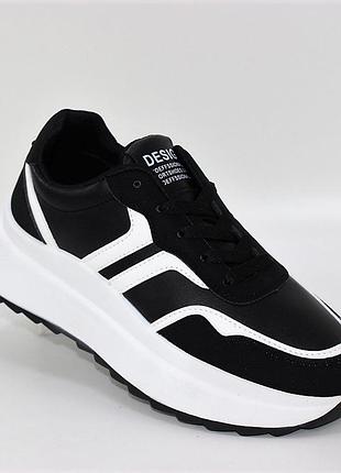 Женские кроссовки черно-белого цвета на шнуровке