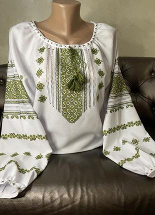 Стильна жіноча вишиванка на білому полотні ручної роботи. ж-2299