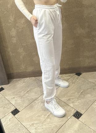 Білі спортивні штани