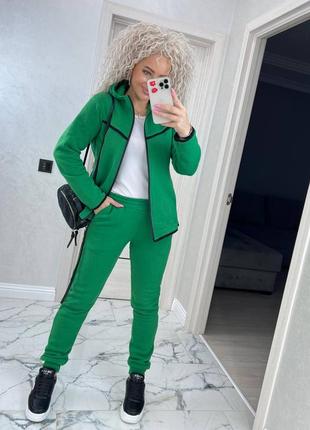 У великій кількості костюм