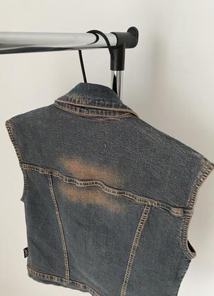 Классная винтажная джинсовая жилетка9 фото