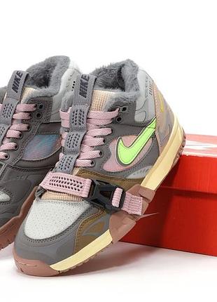 Мужские кроссовки кроссовки nike air trainer 1 sp "winter" в серо-розовом цвете качественного материала, стильные и удобные кроссовки на каждый день